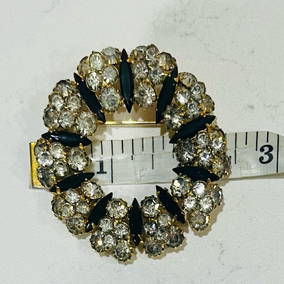 Gorgeous Hollywood VINTAGE 60s WREATH BROOCH BLACK & CLEAR GLASS CRYSTALS,EUC - Picture 8 of 9